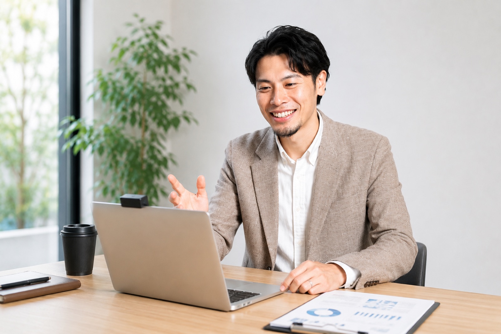 パソコンに向かって語る杉浦誠二